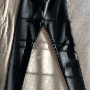 Splendid Black Form-Fitting Leggings with Glossy Finish